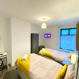  Holiday home Emerald Living, 4 Bedrooms In The Heart Of Swansea! United Kingdom