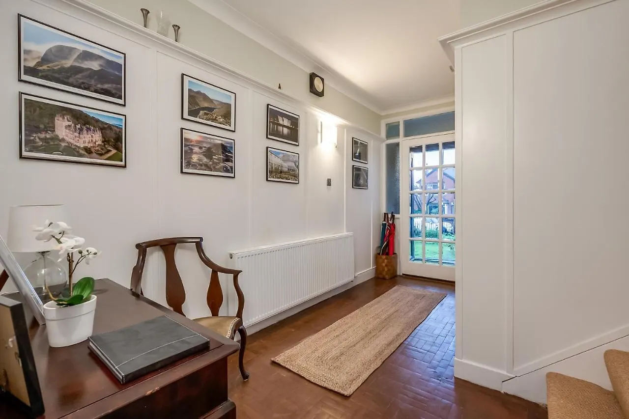 Holiday home Cavehill View - Amazing 4-Bedroom Detached House With Garden In A Great Location - Loads Of Space With Free Parking United Kingdom