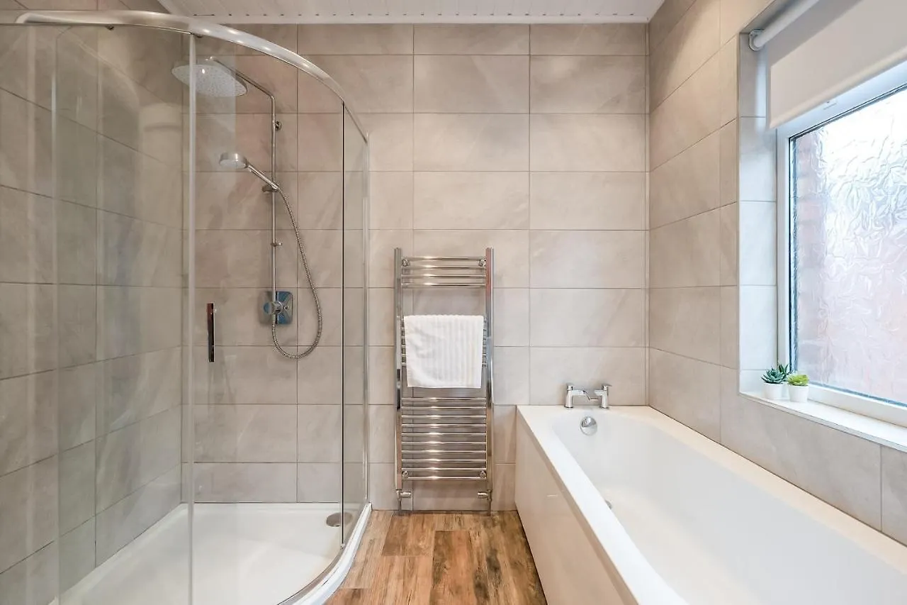 Cavehill View - Amazing 4-Bedroom Detached House With Garden In A Great Location - Loads Of Space With Free Parking Holiday home