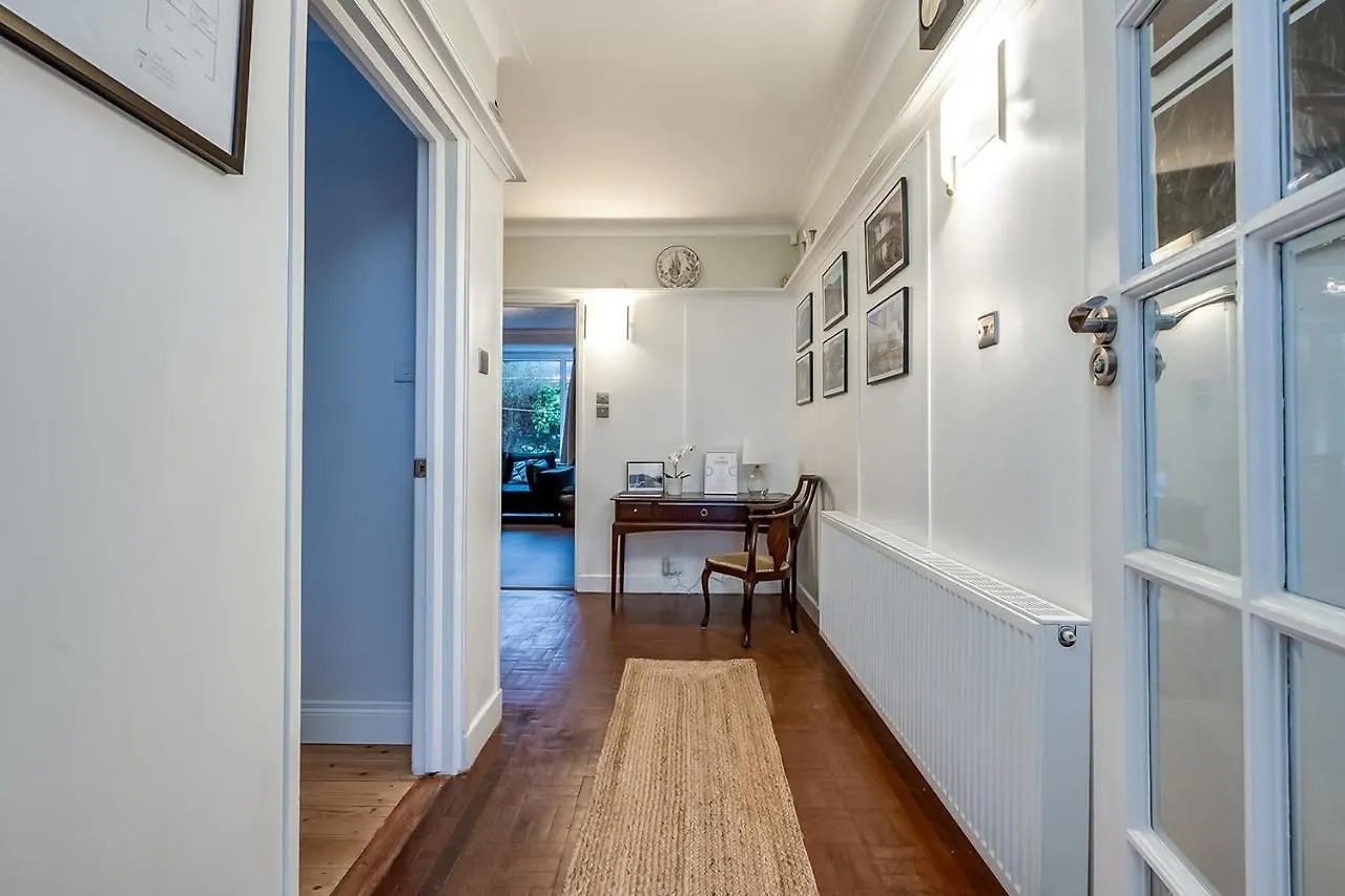 Holiday home Cavehill View - Amazing 4-Bedroom Detached House With Garden In A Great Location - Loads Of Space With Free Parking