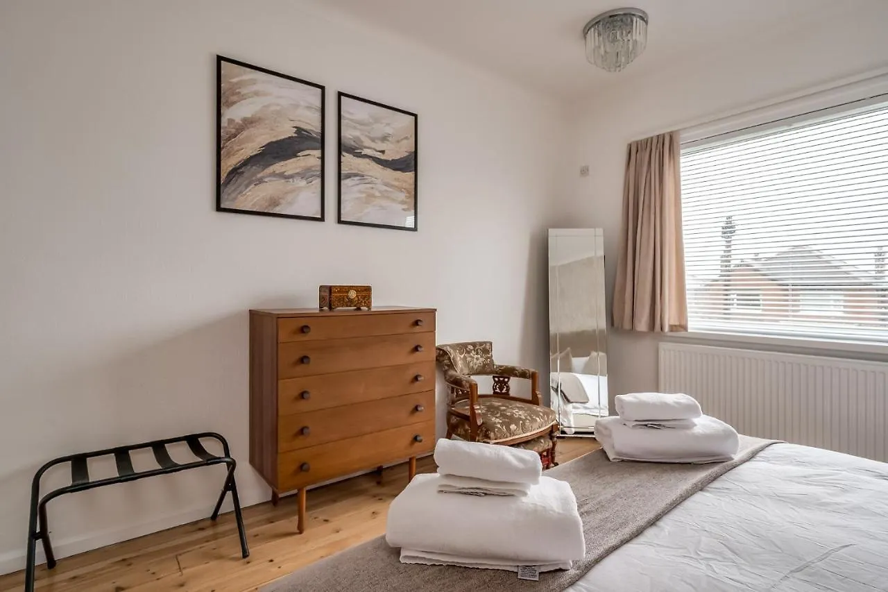 Holiday home Cavehill View - Amazing 4-Bedroom Detached House With Garden In A Great Location - Loads Of Space With Free Parking
