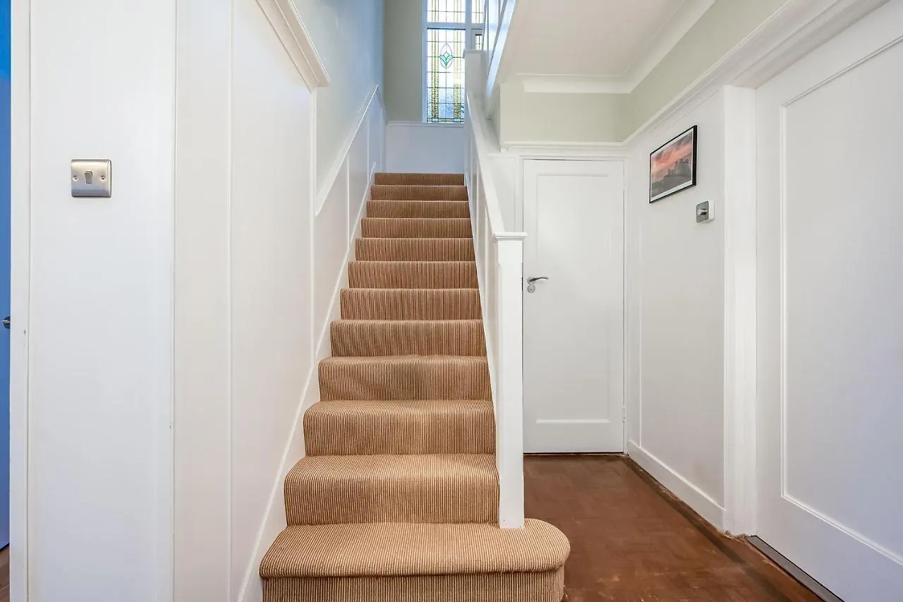 Cavehill View - Elegant 4-Bedroom Detached House In Great Location With Free Parking ベルファスト 別荘